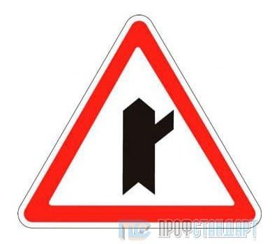 Дорожный знак 2.3.4 «Примыкание второстепенной дороги справа»